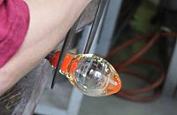 専用のハサミを使って棒から硝子を取り外す